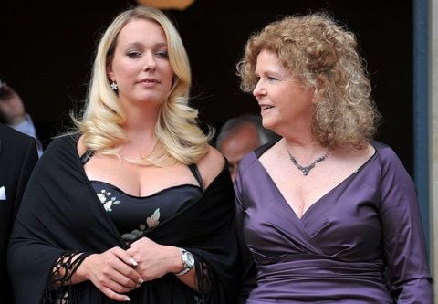 Die Festspielleiterinnen Katharina Wagner (l.) und Eva-Wagner-Pasquier stehen in Bayreuth (Oberfranken) bei der Eröffnung der Bayreuther Festspiele 2009 vor dem Festspielhaus (FOTO: DPA)
