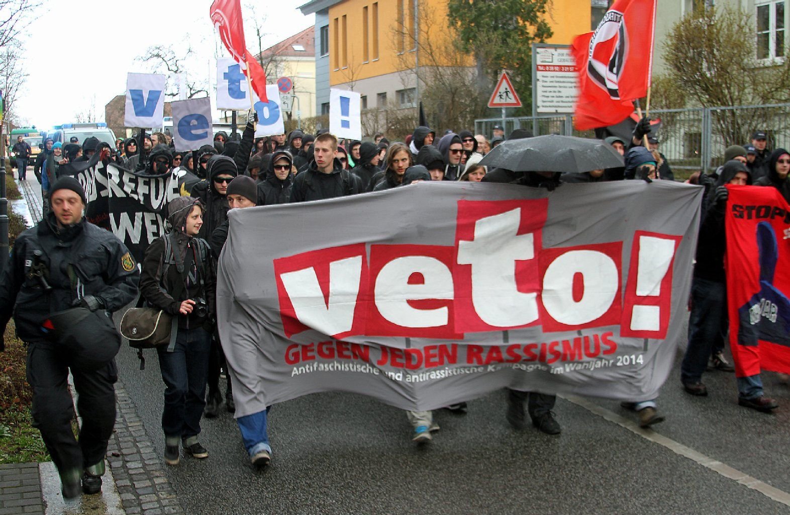 Antifaschistische und antirassistische Gruppen eines Netzwerkes für Demokratie und Vielfalt aus Sachsen protestieren in der Innenstadt in Bautzen (Sachen) unter dem Motto "Bautzen lebt bunt, Bautzen liebt bunt, Bautzen bleibt bunt".