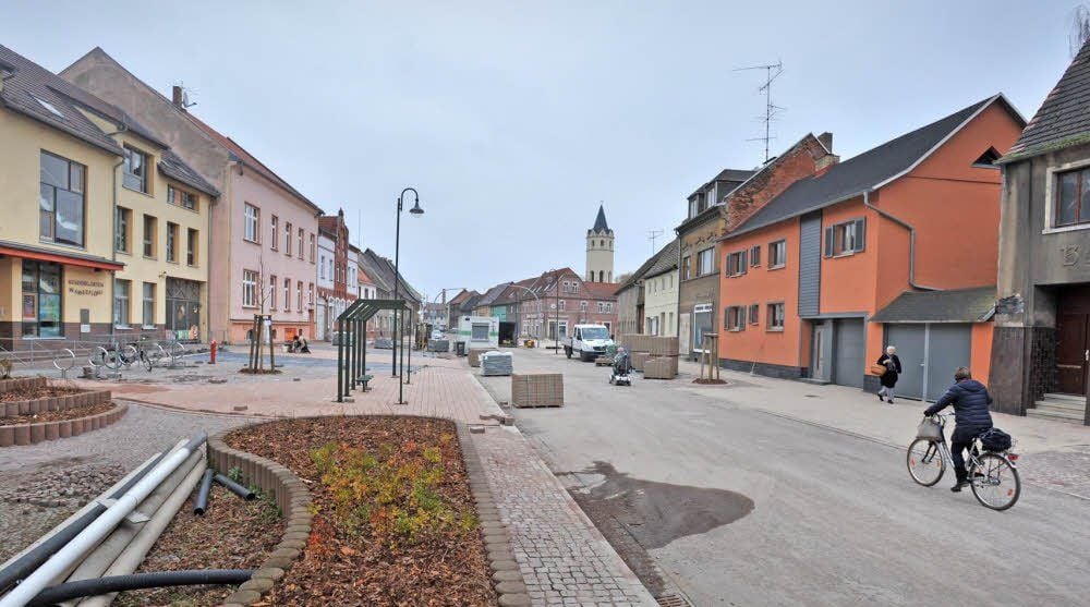 Die neu gestaltete Hauptstraße in Jeßnitz. In zwei bis drei Wochen soll sie offiziell freigegeben werden.