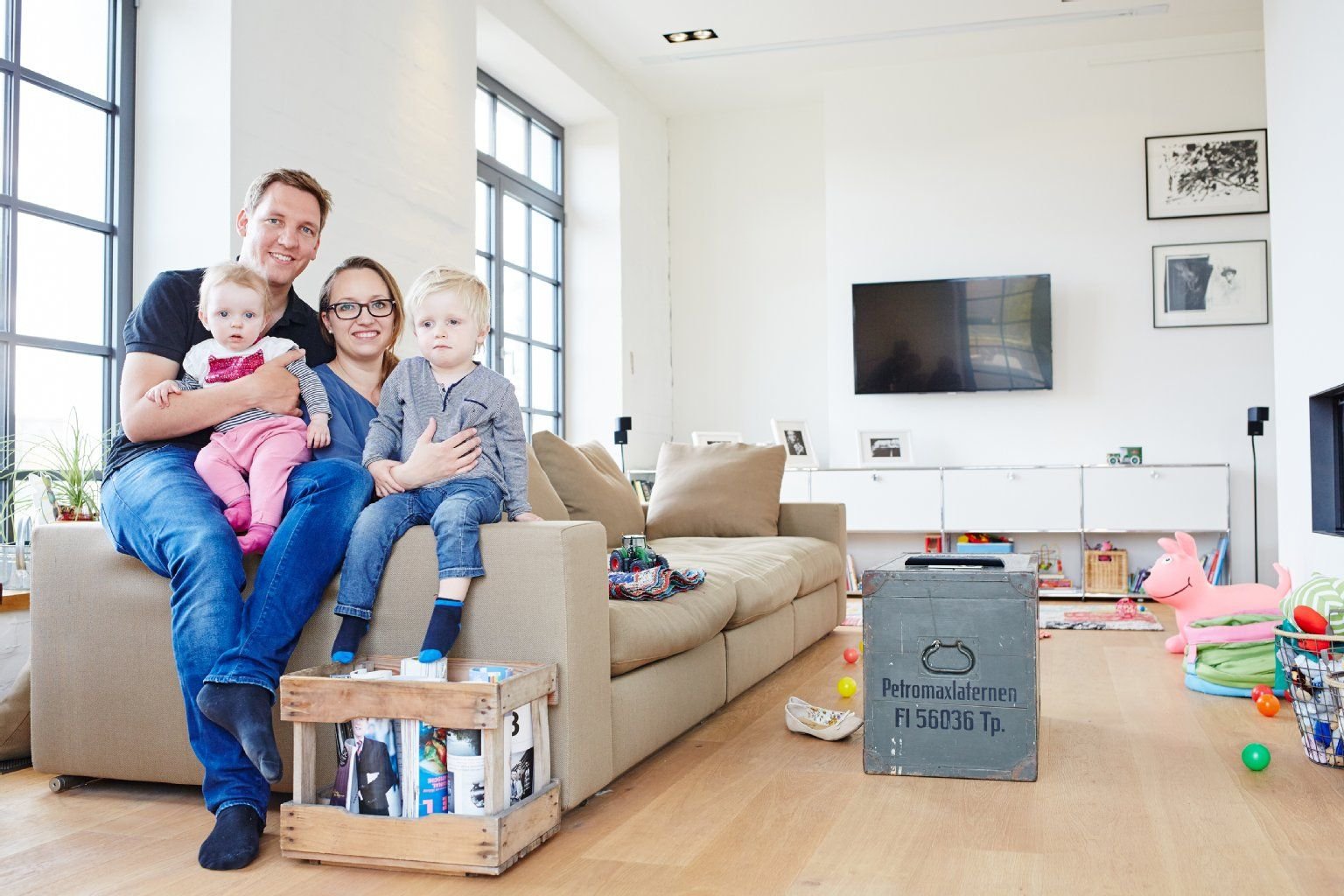 Michael Fochler ist gemeinsam mit seiner Partnerin Natascha Hoffner und den Kindern in die frühere Autowerkstatt seines Urgroßvaters gezogen.