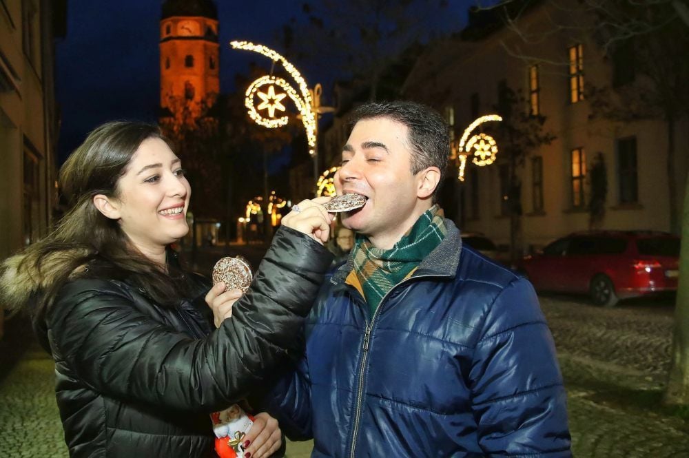 Saeedeh und Mojtaba haben sich schon sehr mit den hiesigen Weihnachtsbräuchen vertraut gemacht.