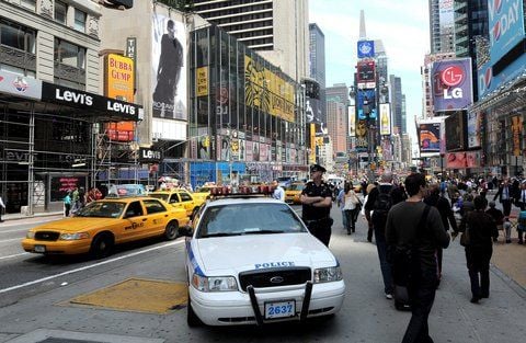 Vor den Augen zahlreicher Touristen und Passanten haben Polizisten auf dem New Yorker Times Square einen Mann erschossen. (ARCHIVFOTO: DPA)