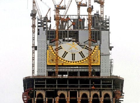 In Saudi-Arabien steht der größte Uhrturm der Welt vor der Einweihung (Archivfoto zeigt den Stand der Bauarbeiten am 13.06.2010). (FOTO: DPA)