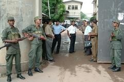 Soldaten bewachen in Colombo, der Hauptstadt Sri Lankas, den Eingang der Druckerei für eine Zeitung der Regierung. (Archivfoto: dpa)