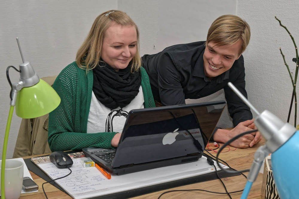 Advertise-Geschäftsleiter Philipp Schwarz im Gespräch mit Mitarbeiterin Doreen Dörre.