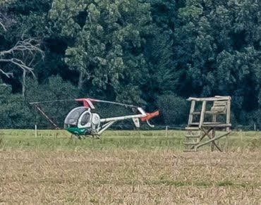Der unfreiwillig auf einem Feld bei Seegrehna abgestellte Hubschrauber.