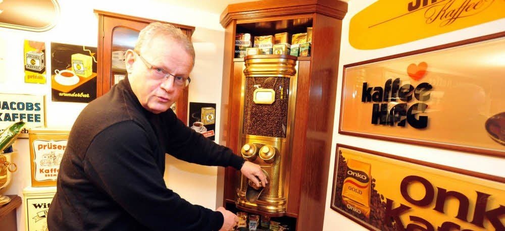 Wolfram Schreiber sammelt alles rund um das koffeinhaltige Heißgetränk. Hier steht er an einer alten Kaffeeschütte.