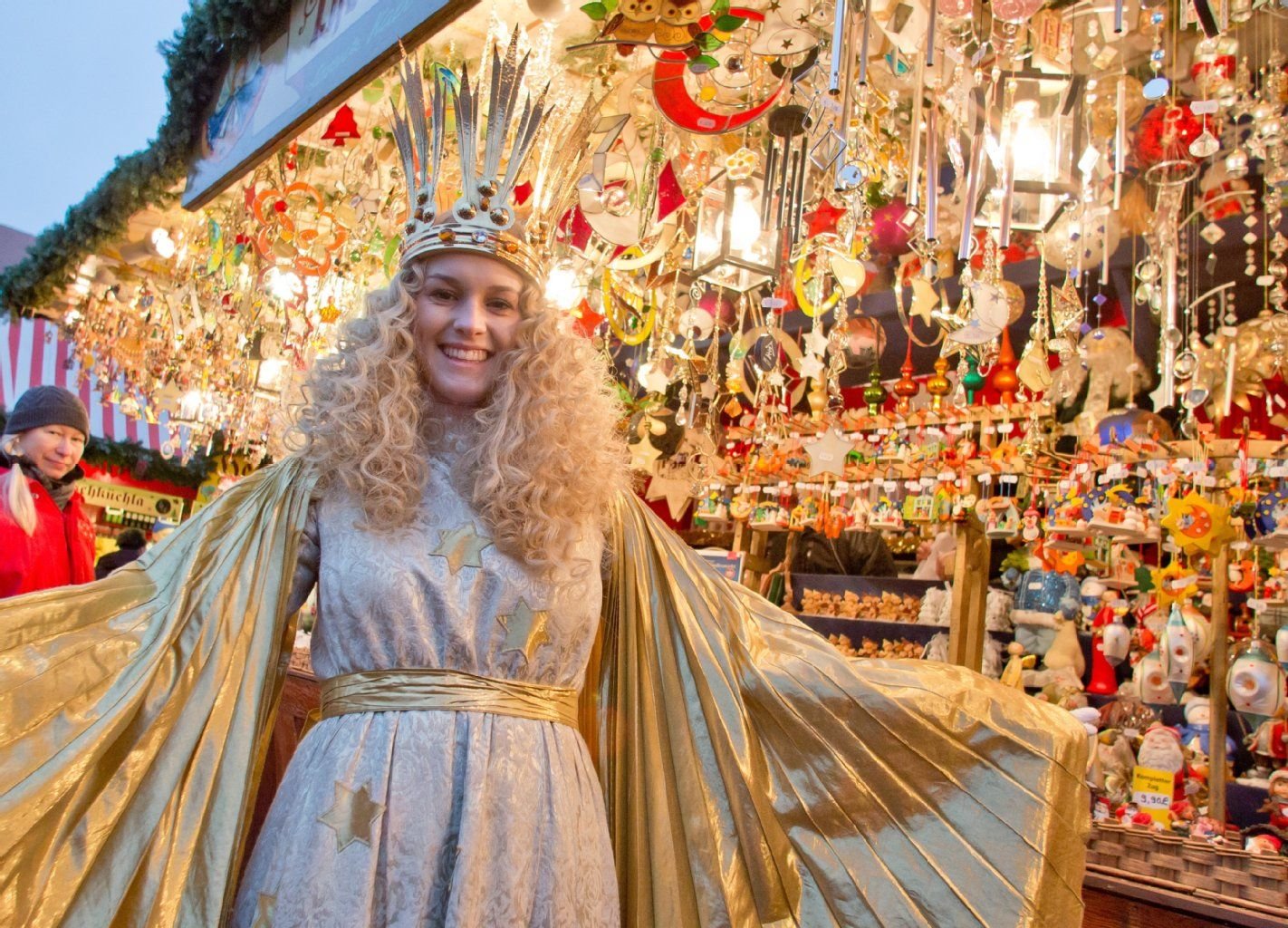 Das Nürnberger Christkind posiert auf dem traditionellen Chistkindlesmarkt in Nürnberg.