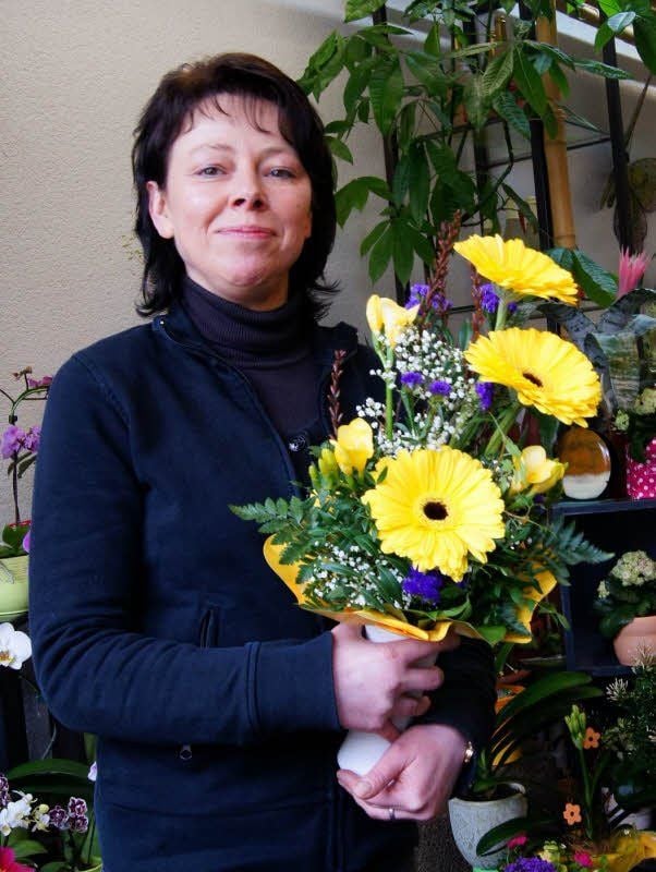 Heike Schindler von Recks Blumenboutique grüßt schon mal mit einem Frühlingsstrauß aus Geranien.