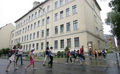 Kinder gehen in Leipzig über die Straße vor der 25. Grundschule (Archivfoto vom 19.08.2008). Der mutmaßliche Mörder der kleinen Michelle aus Leipzig hat als Grundschüler die gleiche Schule wie sein Opfer besucht. (FOTO: DPA)