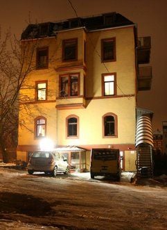 Das Wohnhaus in Plauen im Vogtland, in dessen Keller die Leiche eines Babys gefunden wurde. (Foto: dpa)