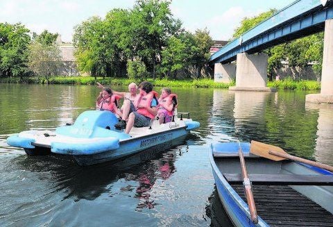 Ausfahrten mit einem Tretboot auf der Saale sind Weißenfels seit Freitag wieder möglich. Der Bootsverleih an der Pfennigbrücke war bisher geschlossen.