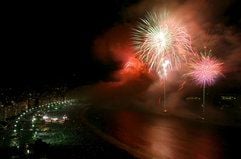 Mehr als vier Millionen Menschen haben in Rio de Janeiro das neue Jahr bei wahren Marathon-Partys am Strand begrüßt. (Foto: dpa)