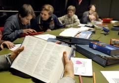 Heilige Schrift in jungen Händen - die Bibel spielt auch heute noch eine große Rolle bei der Vorbereitung auf Konfirmation, Erstkommunion oder Firmung. (Foto: dpa)