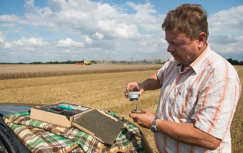 Klaus-Uwe Marlow ermittelt eine Feuchte von knapp 15 Prozent - zu viel.