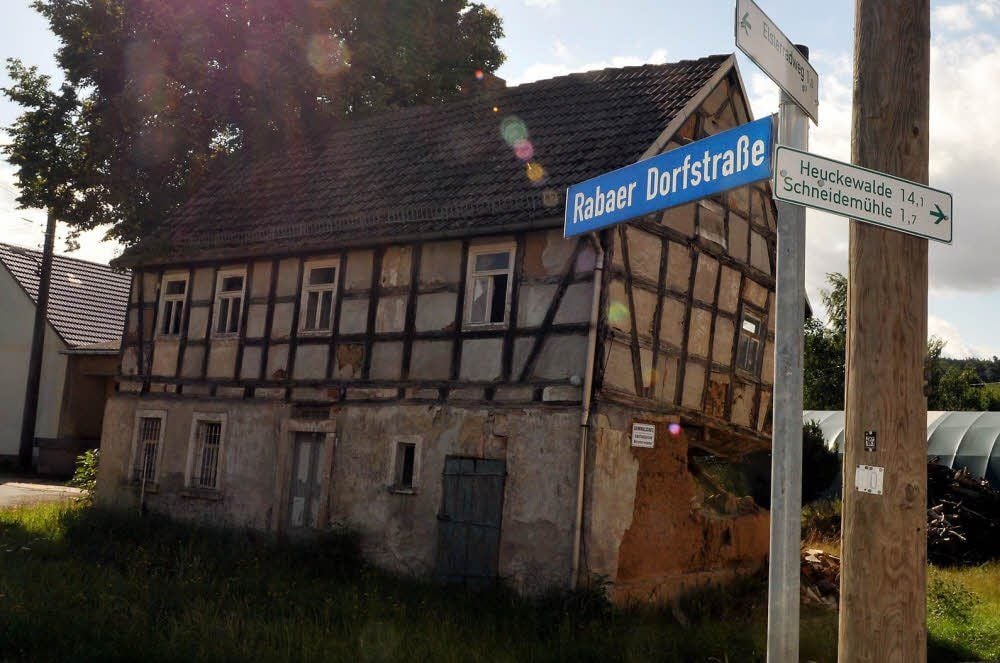 Werner Hoppe möchte das Fachwerkhaus in Raba abreißen, aber es steht unter Denkmalschutz und soll dokumentiert werden.
