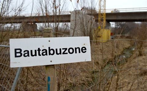 Ein Bauschild mit der Aufschrift «Bautabuzone» steht an der Baustelle fuer die Autobahn 71 (A71) im Helmetal bei Artern nahe Voigtstedt. (FOTO: DAPD)