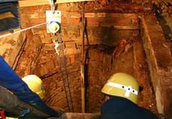 THW-Mitarbeiter beim Abstieg in den Brunnen auf dem Schlossgelände der Großeltern von Felix von Quistorp in Weihenstephan (Bayern). (Foto: dpa)