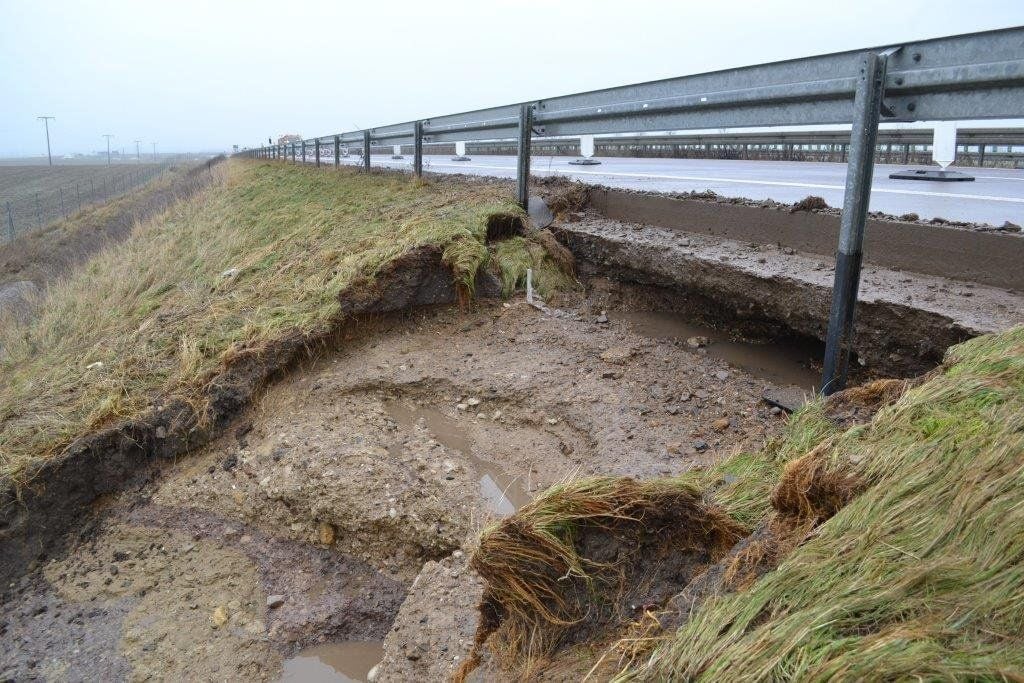 Das Bild zeigt die vom Wasser unterspülte Bundesstraße 6 bei Güsten im Salzlandkreis.