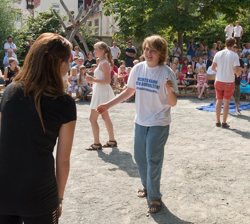 Einen modernen Tanz zeigten Englisch-Schüler, wie Wenzel Gatzemann (Mitte).