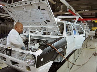 Ein Mitarbeiter montiert einen Volkswagen Golf Typ I im VW-Werk Uitenhage nahe Port Elizabeth (Südafrika). (FOTO: DPA)