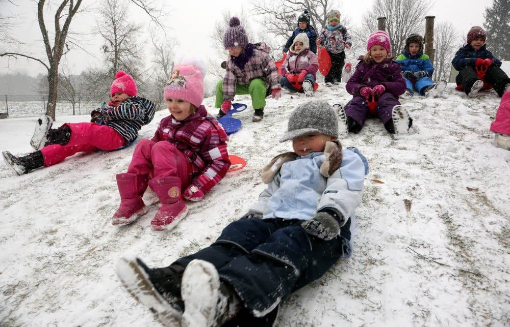 Rodelspaß vom Feinsten gab es am Dienstag in der Kindertagesstätte „Koboldmühle“ in Jessen. Der Rodelberg im Spielgarten der Einrichtung war überaus gefragt und auch die niedrigen Temperaturen um minus 6 Grad machten den Kindern mit ihren Rodeltellern nichts aus.