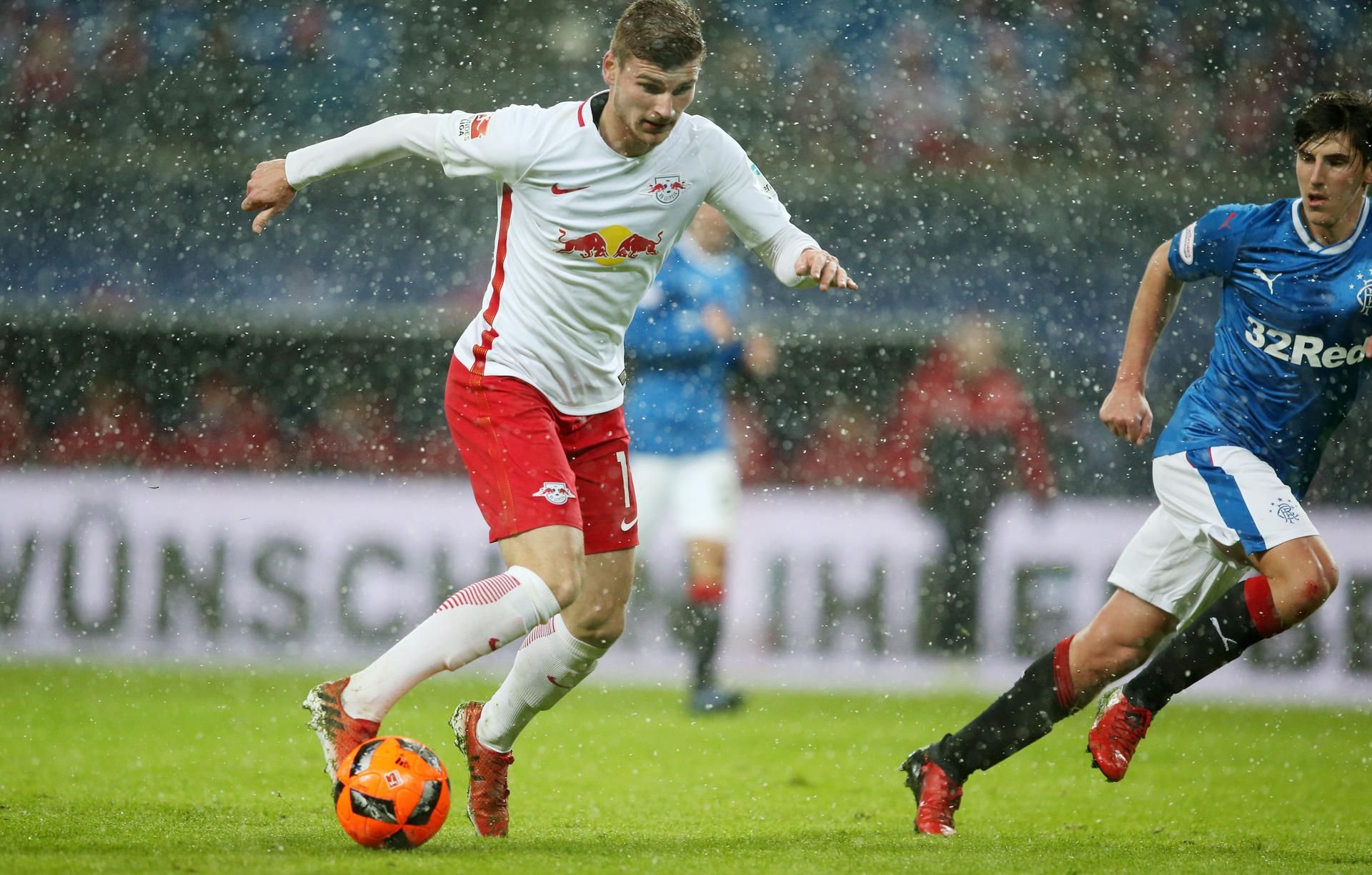 Timo Werner (RB Leipzig) setzt sich gegen Emerson Hyndman (Rangers) durch.