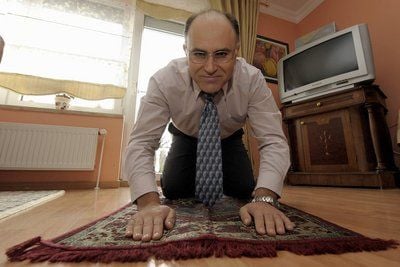 Adnan Pirisan mit dem von ihm erfundenen orthopädischen Gebetsteppich mit speziellen Kniepolstern. (FOTO: DDP)