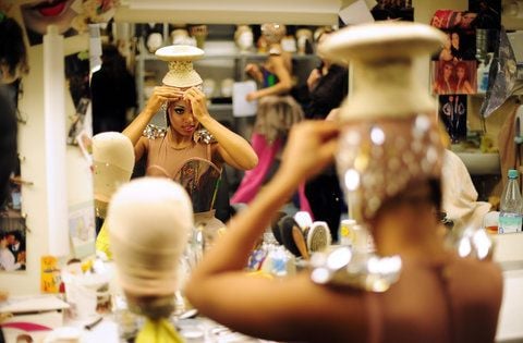 In der Maske von Europas größtem Revuetheater Friedrichstadtpalast herrscht eineinhalb Stunden vor Showbeginn geschäftige Gelassenheit. (FOTO: DPA)