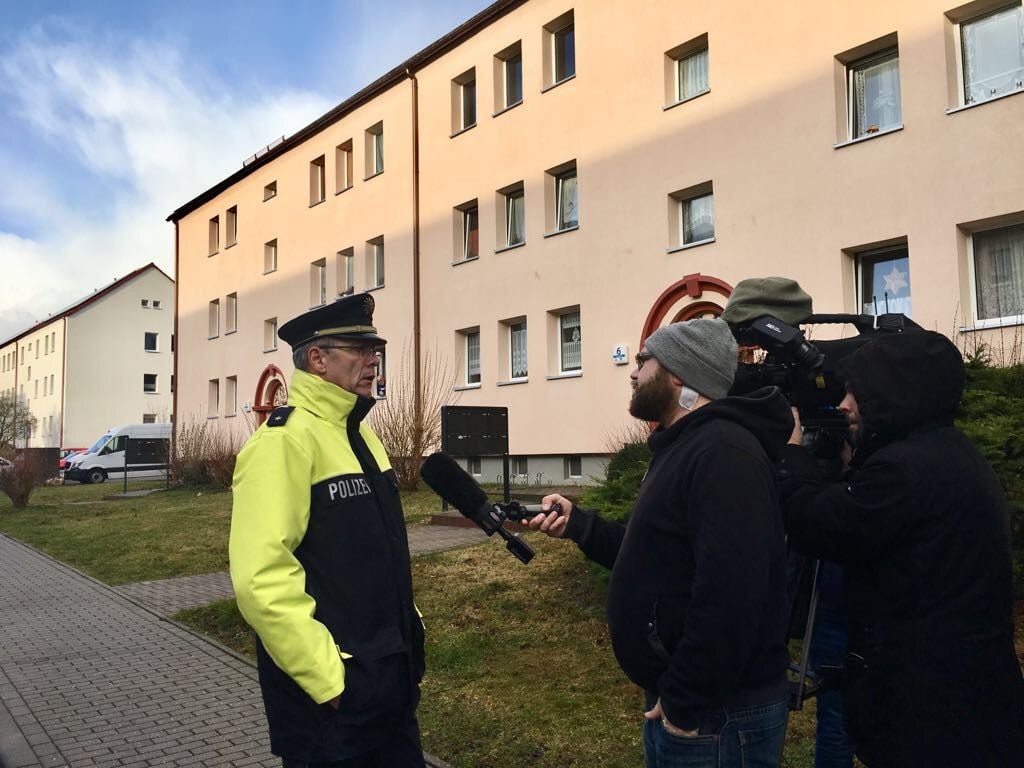 Tote Säuglinge in Benndorf gefunden: Polizeisprecher Ralf Karlstedt stellt sich den Fragen eines TV-Teams.