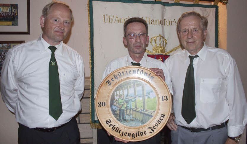 Hans-Joachim Lehmann sicherte sich in der Schützengilde Jessen den Königstitel. Erster Ritter ist Hartmut Klingner, Zweiter Ritter Jörg Trog (l.).