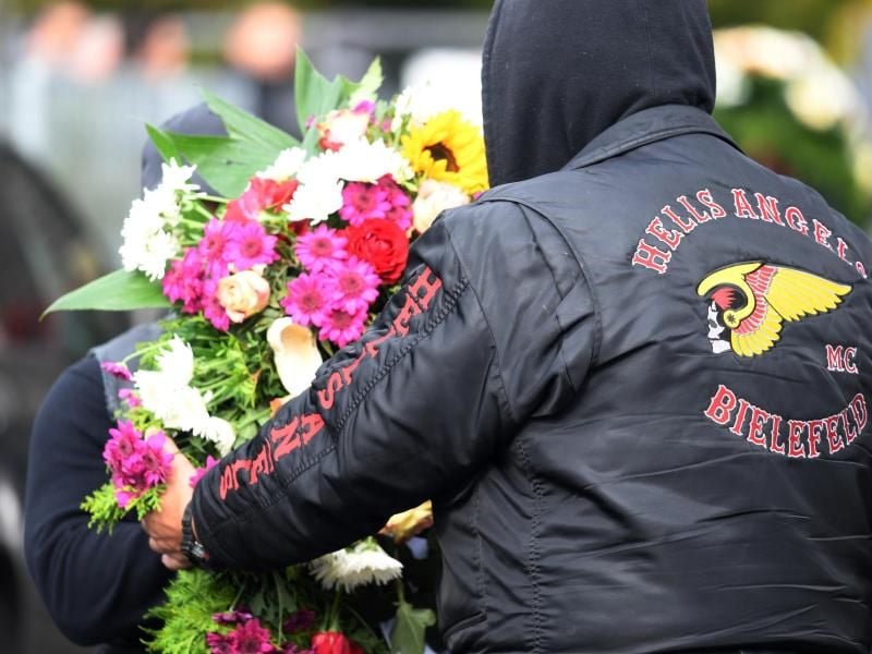 Ein Hells Angels-Mitglied bei der Beisetzung des erschossenen Aygün Mucuk. Foto: Arne Dedert/Archiv