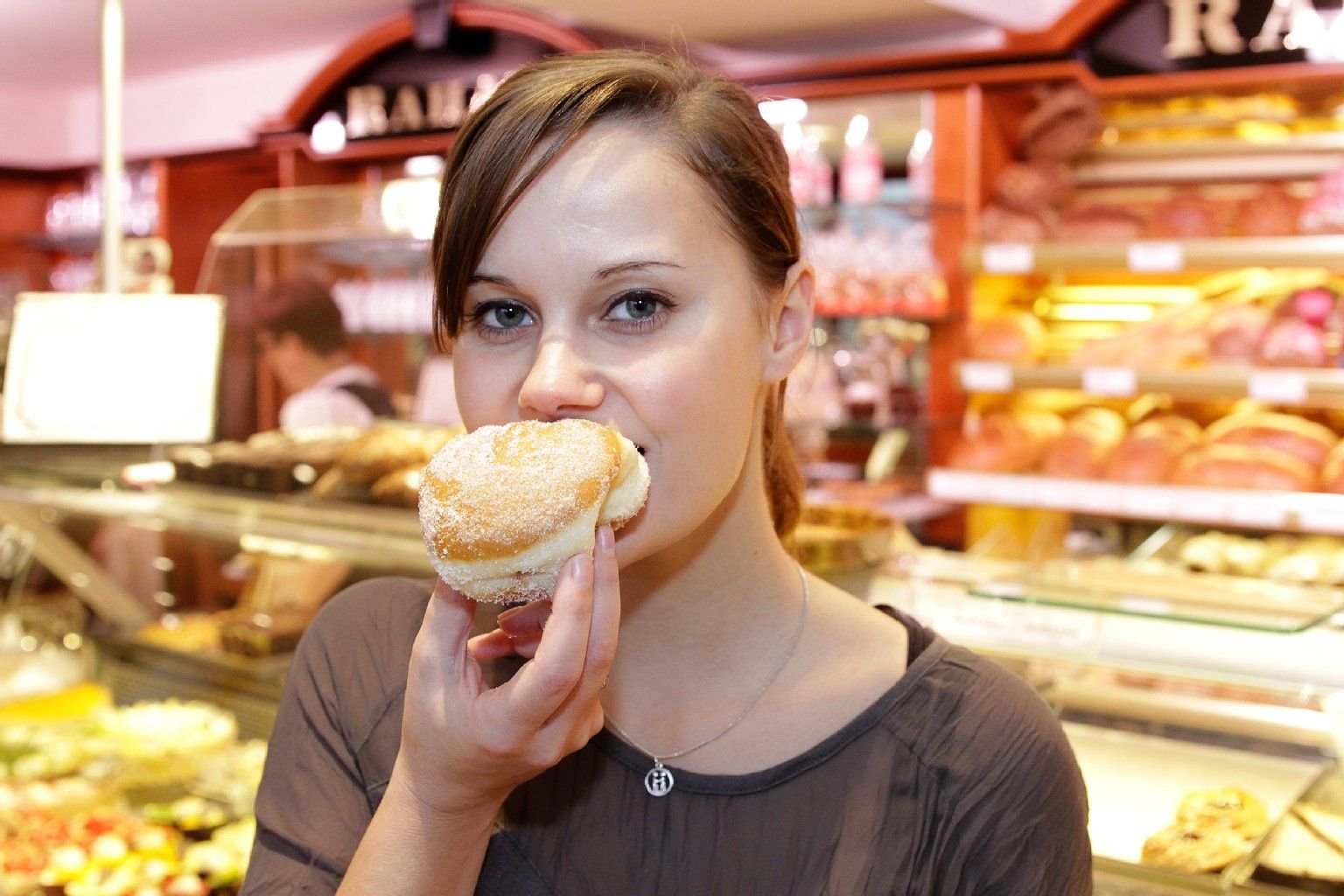Wenn die Karnevals-Saison beginnt, beginnt auch im Saalekreis der Ansturm auf die Pfannkuchen, wie hier beim Bäcker Rahaus.
