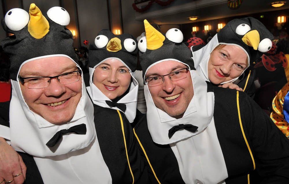 Sie kamen in bester Faschingslaune als Pinguine aus Hohenmölsen: Die Familien Ute und Jürgen Steinbach (rechts) sowie Katrin und Holger Köhler.