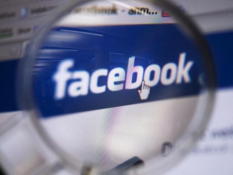 Auch über das soziale Netzwerk Facebook versucht Katja Möbus ihr Halbschwester zu finden.