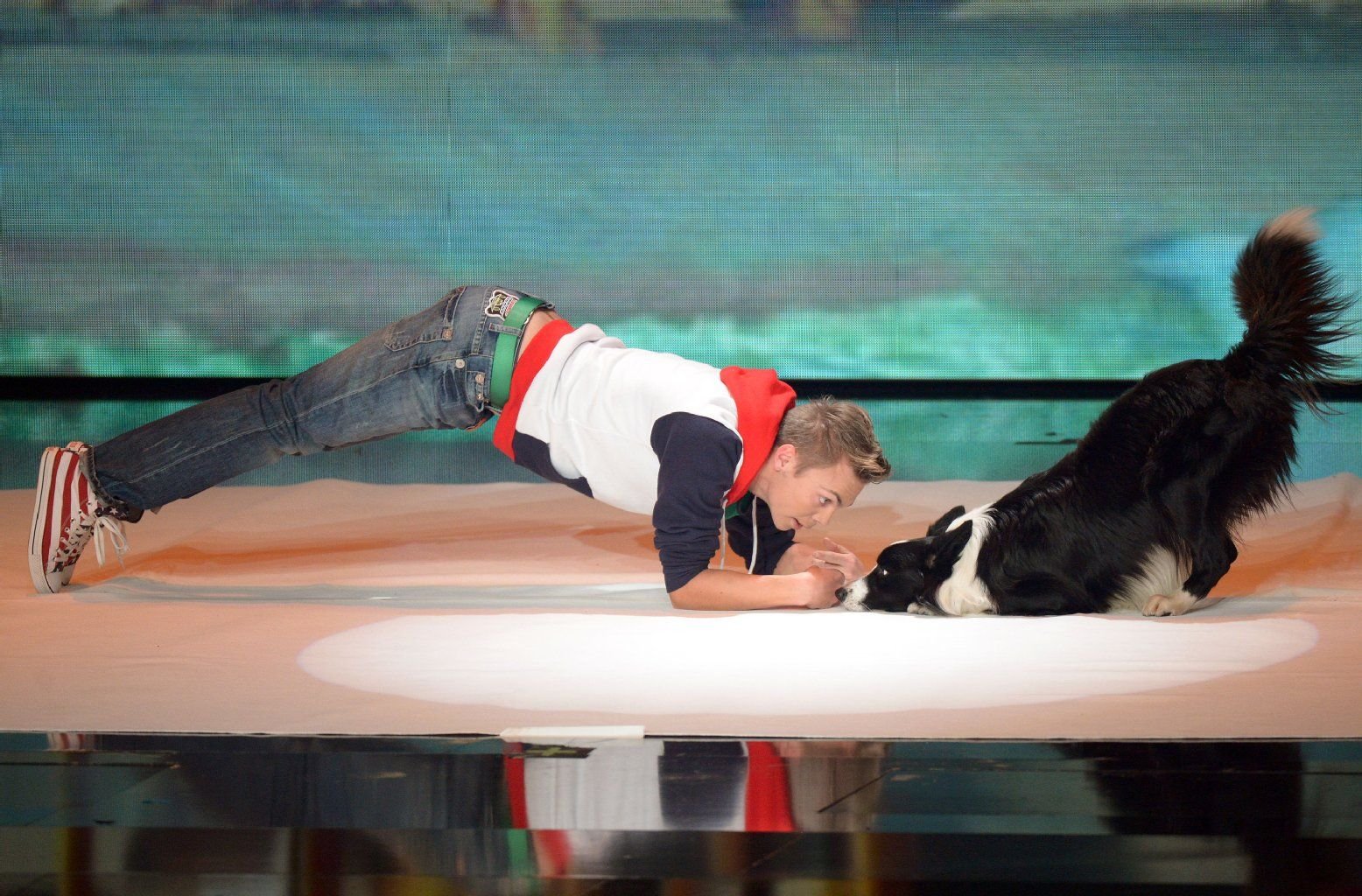 Die Gewinner Lucas und Hund Falco aus Wien agieren bei dem Finale der RTL-Castingshow "Das Supertalent 2013" auf der Bühne.