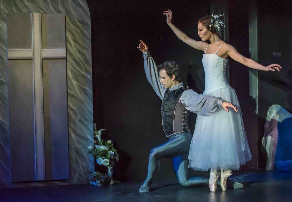 Die Geist gewordene Giselle (Masami Fukushima) erscheint dem trauernden Albrecht (Jaume Bonnin) an ihrem Grab.