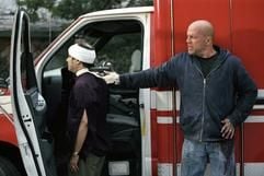 Um seine entführte Familie wiederzufinden, ist Jack Tally (gespielt von Bruce Willis) jedes Mittel recht (Filmszene). Nach einem professionellen Blackout zieht sich der Polizei-Unterhändler Jack in eine Kleinstadt zurück. Doch er wird von seiner Vergangenheit eingeholt, als drei Jugendliche in das Haus eines Buchhalters eindringen und den Mann und seine beiden Kinder als Geiseln nehmen. Die Situation eskaliert, als auch noch Talleys Familie entführt wird. In dem hochtourigen Geisel-Thriller «Hostage - Entführt» des französischen Regietalents Florent Siri darf Bruce Willis in der Rolle des knallharten Cops brillieren. (Foto: Warner/dpa)