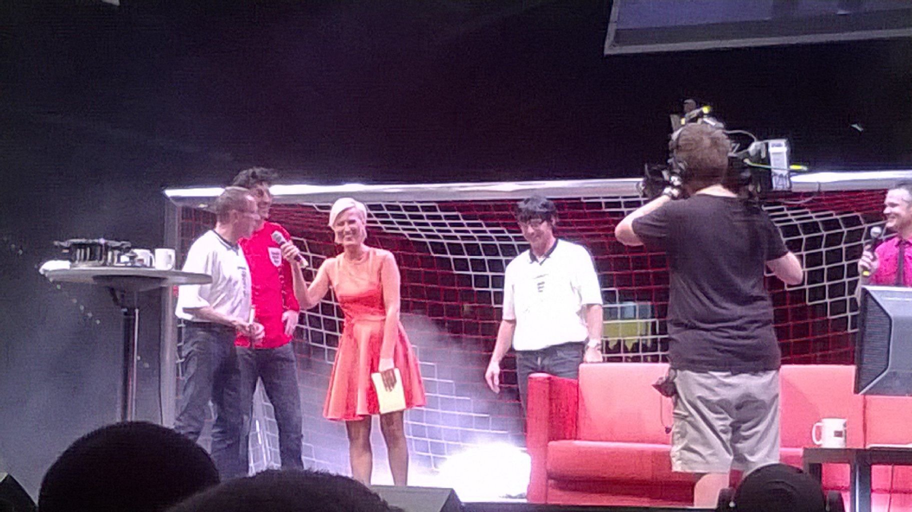 Für ihre Fans legten sich die Spieler von RB Leipzig mächtig ins Zeug und sangen, verkleidet als Rock- und Popstars, auf der riesigen Bühne.
