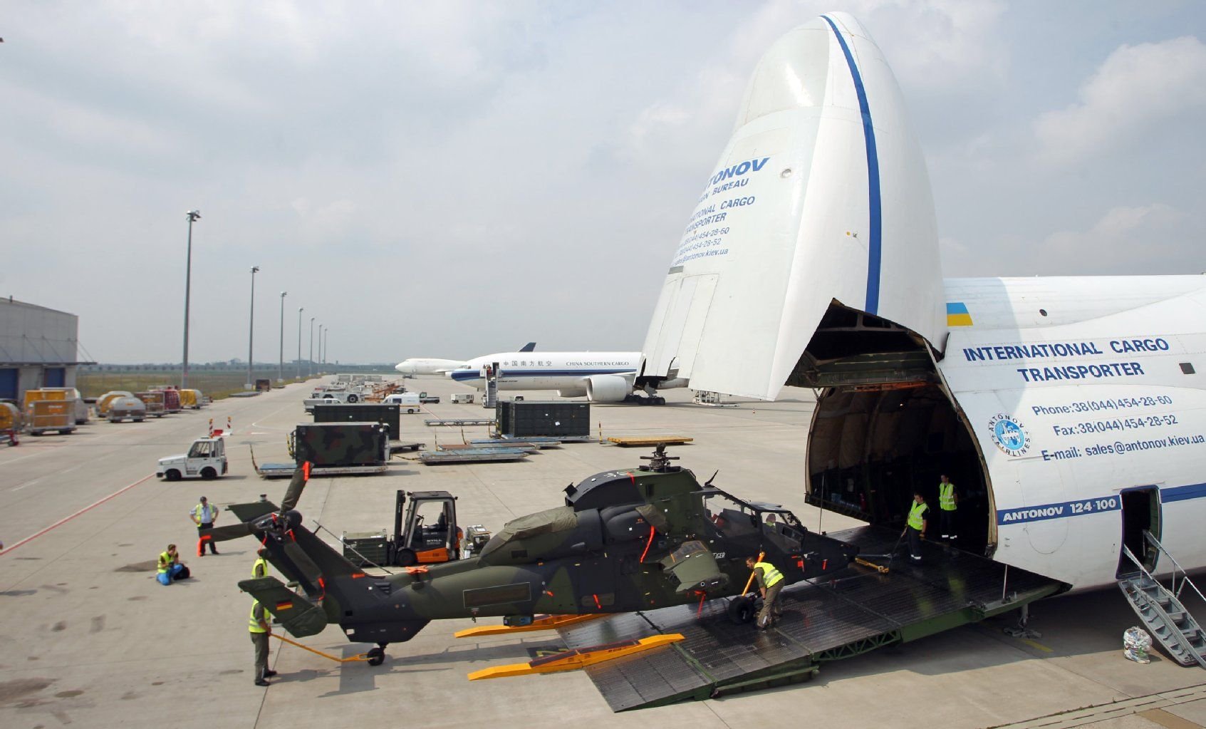 Ein Hubschrauber der Bundeswehr vom Typ Tiger wird in Schkeuditz am Flughafen Leipzig-Halle aus einem Transportflugzeug vom Typ Antonov AN124 entladen.