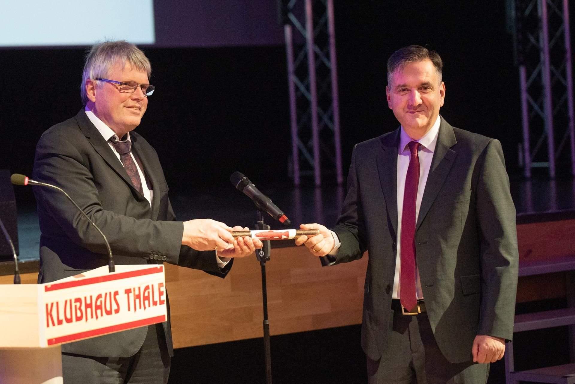 Feierstunde zur Verabschiedung von Thomas Balcerowski als Bürgermeister von Thale. Thomas Balcerowski (r.) erhält von Noch-Landrat Martin Skiebe (l.) symbolisch einen Staffelstab für sein neues Amt.