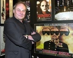 Der Film- und Theaterschauspieler Klaus Maria Brandauer steht am 17.05.2003 in der Istvan Szabo-Ausstellung im Filmmuseum in Potsdam . Der 1944 in der Steiermark geborene Brandauer, der zu den wenigen deutschsprachigen Schauspielern der Gegenwart zählt, die internationalen Ruhm erwarben, wird am Sonntag (22.06.2003) 60 Jahre alt. (Foto: dpa)