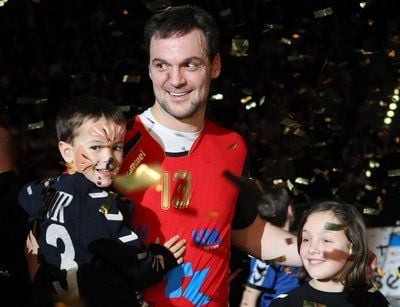 Der langjährige Handball-Nationalspieler Markus Baur lächelt am Mittwoch in der Porsche-Arena in Stuttgart nach seinem Abschiedsspiel aus der Nationalmannschaft zusammen mit seinen Kindern Mika (l) und Chiara (r). Ein von Markus Baur zusammengestelltes All-Star-Team spielte gegen die deutsche Nationalmannschaft. Die DHB-Auswahl gewann das Benefizspiel 37:34. (FOTO: DPA)
