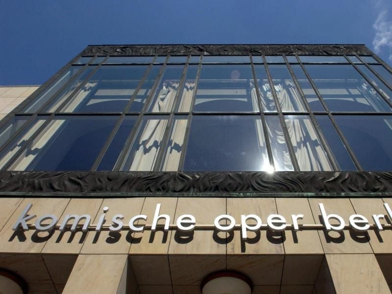 Von unten nach oben: die Komische Oper in Berlin.