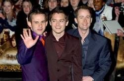 Die Schauspieler (v.l.) Billy Boyd, der Pippin darstellt, Elijah Wood, der Frodo spielt, und Dominic Monaghan (Merry) treffen am 10.12.2001 zur Weltpremiere des Fantasy-Films "Der Herr der Ringe" in London ein (Archivbild). Das dreistündige Epos gilt neben "Harry Potter" als das Filmereignis dieses Jahres. Der neuseeländische Regisseur Peter Jackson hat Tolkiens 1000-Seiten-Trilogie in drei Teilen verfilmt. Der erste Teil "Die Gefährten" kommt am 20. Dezember in die deutschen Kinos. dpa