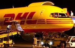 Eine DHL-Frachtpostmaschine wird be- und entladen. (Archivfoto: dpa)