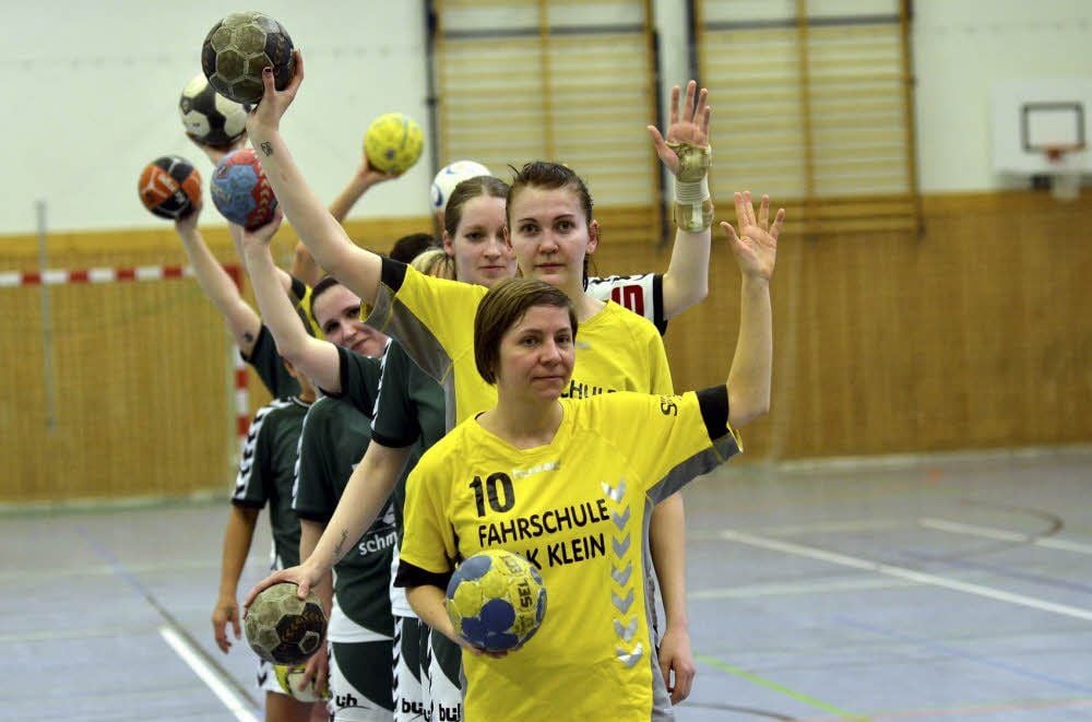 Anstehen zum Werfen: Hier zeigen die Spielerinnen und der Neuling, wohin der Ball gehen soll.