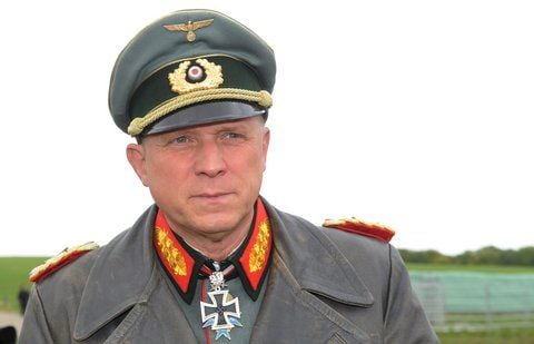 Der Schauspieler Ulrich Tukur (als Erwin Rommel) posiert am Donnerstag in der Nähe von Römerstein-Böhringen auf der Schwäbischen Alb bei Dreharbeiten zum Film «Rommel». (FOTO: DPA)