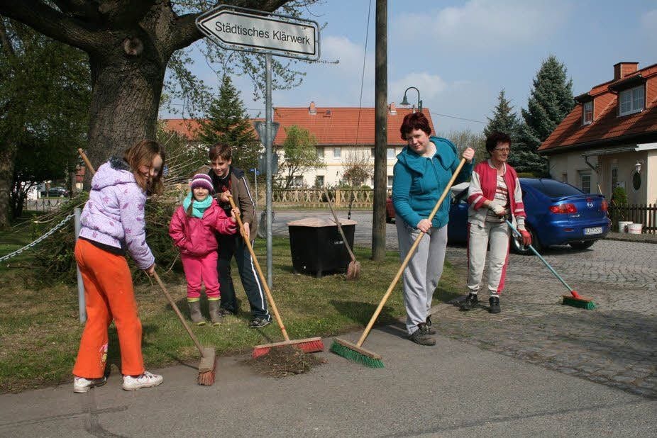 In Torna packen die Anwohner beim Frühjahrsputz an.