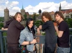 Die Rockband «Silbermond» steht auf der Friedensbrücke in ihrer ostsächsischen Heimatstadt Bautzen (Archivfoto vom 06.07.2004). Zu der gruppe gehören Thomas Stolle (v.l. - 20, Gitarre), Stefanie Kloß (19, Gesang), Andreas Nowak (21, Schlagzeug) und Johannes Stolle (21, Bass). (Foto: dpa)